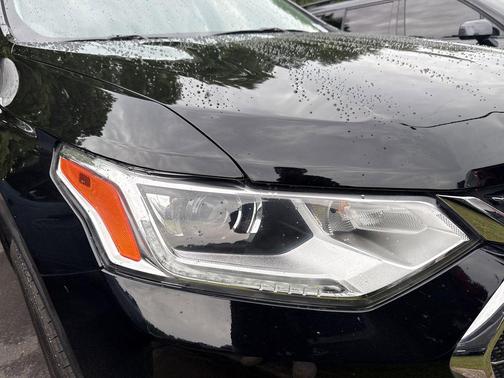 Mosaic Black Metallic 2021 Chevrolet Traverse LT Leather