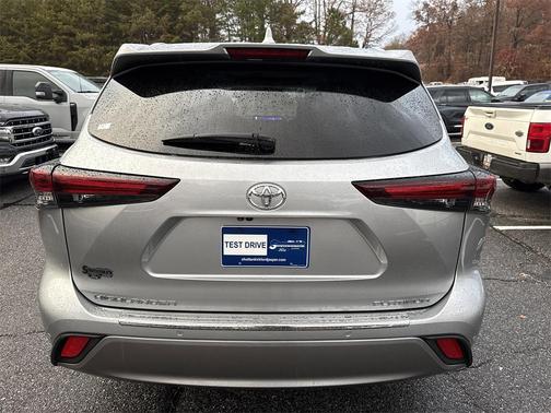 2024 Toyota Highlander LE I4