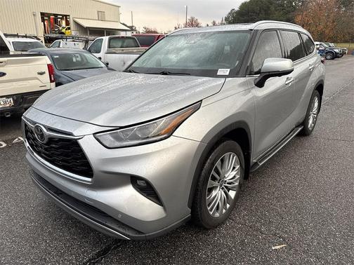 2024 Toyota Highlander LE I4