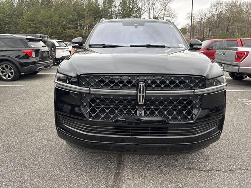 Infinite Black Metallic Clearcoat 2025 Lincoln Navigator Reserve