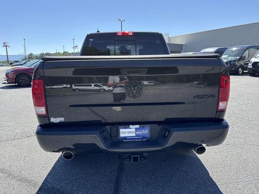 Brilliant Black Crystal Pearlcoat 2018 RAM 1500 Big Horn