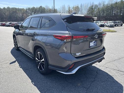 Magnetic Gray Metallic 2022 Toyota Highlander XSE