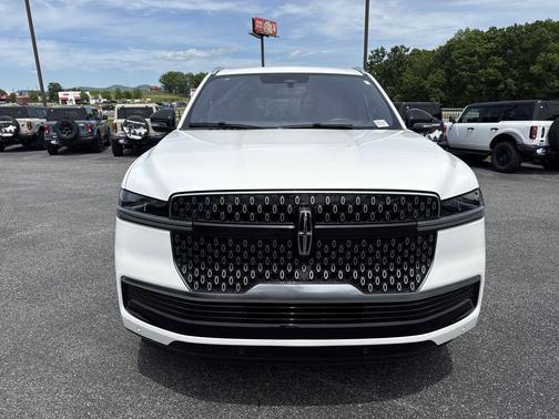Pristine White Metallic Tri-Coat 2025 Lincoln Navigator Reserve