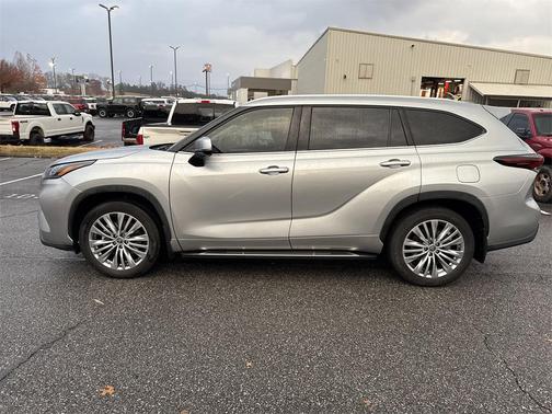 2024 Toyota Highlander LE I4