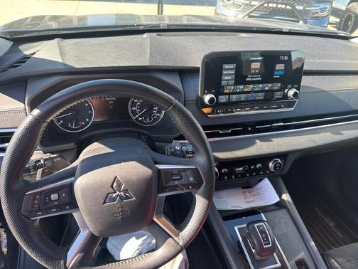 2023 Mitsubishi Outlander SE