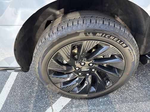 Gray Mist Metallic Tri-Coat 2025 Lincoln Navigator Reserve