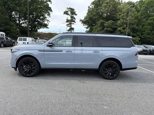 Gray Mist Metallic Tri-Coat 2025 Lincoln Navigator Reserve