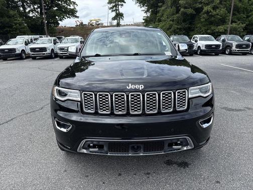 Diamond Black Crystal Pearlcoat 2017 Jeep Grand Cherokee Overland