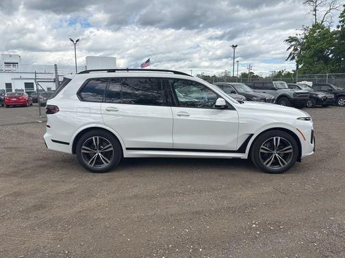 White 2024 BMW X7 xDrive40i