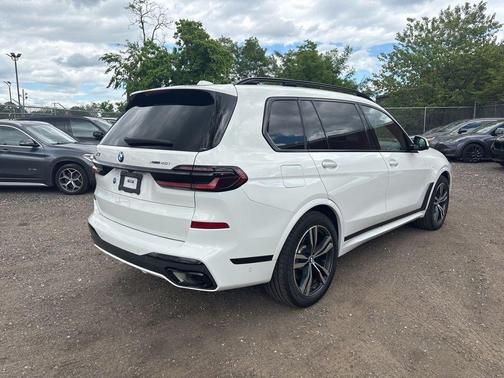 White 2024 BMW X7 xDrive40i
