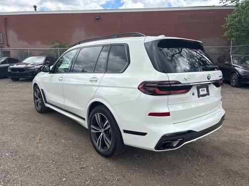 White 2024 BMW X7 xDrive40i
