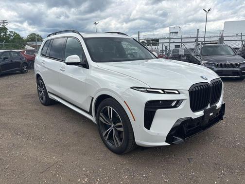White 2024 BMW X7 xDrive40i