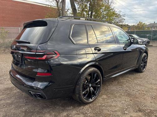 2024 BMW X7 M60i