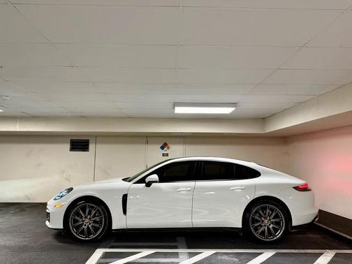 2022 Porsche Panamera RWD