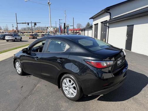 Abyss 2018 Toyota Yaris iA Base