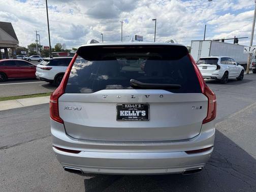 Bright Silver Metallic 2019 Volvo XC90 T6 Momentum