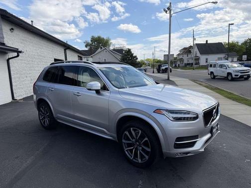 Bright Silver Metallic 2019 Volvo XC90 T6 Momentum