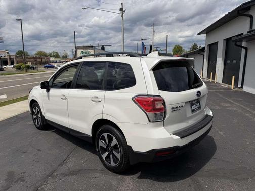 Crystal White Pearl 2018 Subaru Forester 2.5i Premium