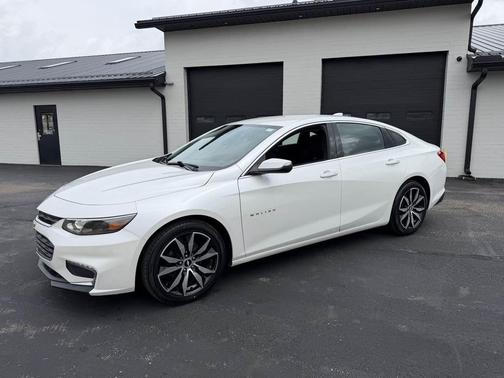 Iridescent Pearl Tricoat 2017 Chevrolet Malibu 1LT