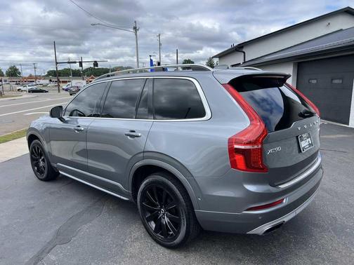 2016 Volvo XC90 T6 Momentum