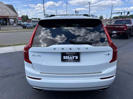 2018 Volvo XC90 T6 Momentum
