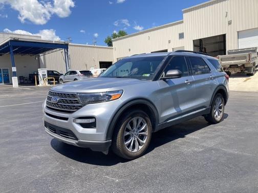 ICONIC SILVER METALLIC 2023 Ford Explorer XLT