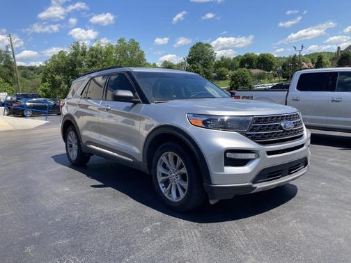 ICONIC SILVER METALLIC 2023 Ford Explorer XLT
