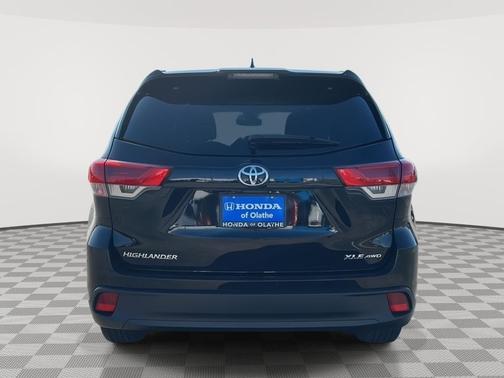 Midnight Black Metallic 2019 Toyota Highlander XLE