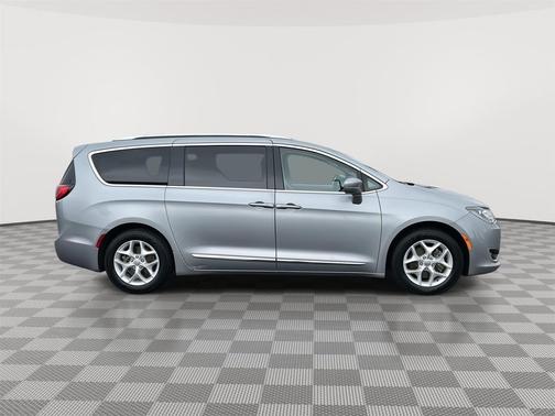 Billet Silver Metallic Clearcoat 2018 Chrysler Pacifica Touring-L