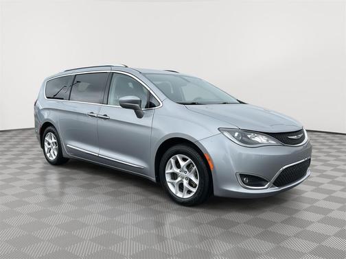 Billet Silver Metallic Clearcoat 2018 Chrysler Pacifica Touring-L