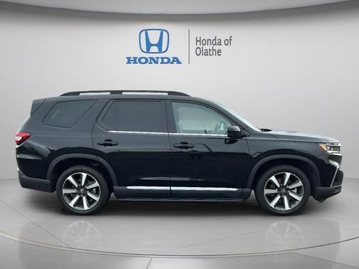 Crystal Black Pearl 2024 Honda Pilot Touring 8-Passenger