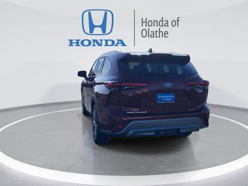 2022 Toyota Highlander Hybrid Platinum