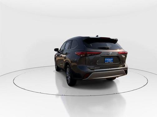 2022 Toyota Highlander Hybrid Platinum