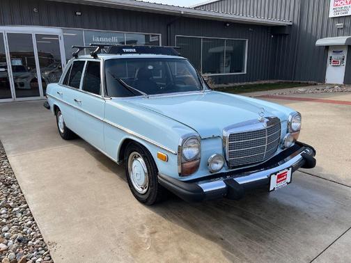 BLUE 1975 Mercedes-Benz 280