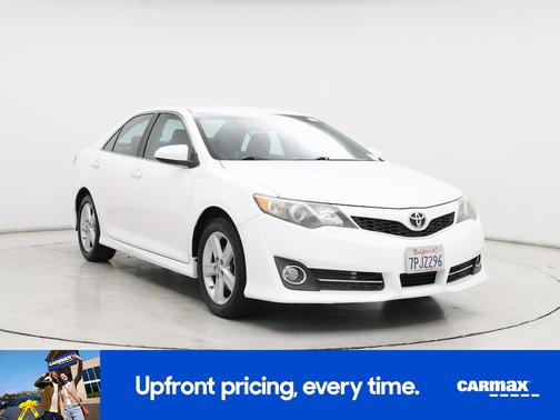 White 2014 Toyota Camry SE