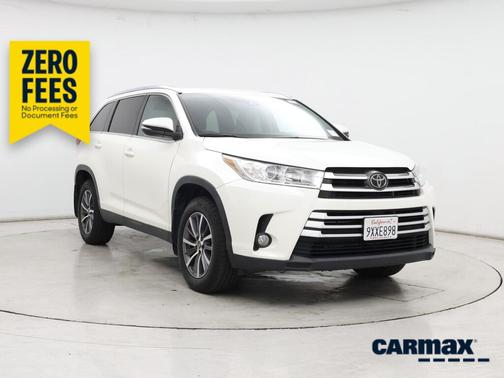 White 2019 Toyota Highlander XLE