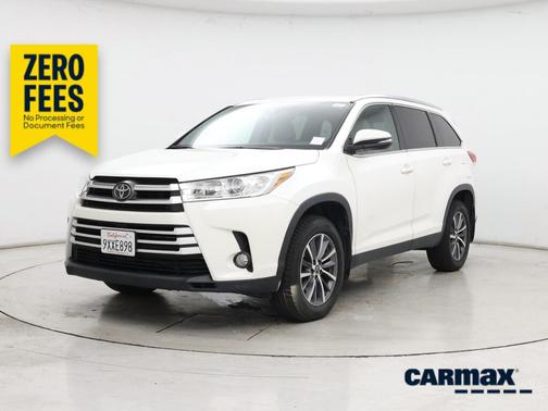 White 2019 Toyota Highlander XLE