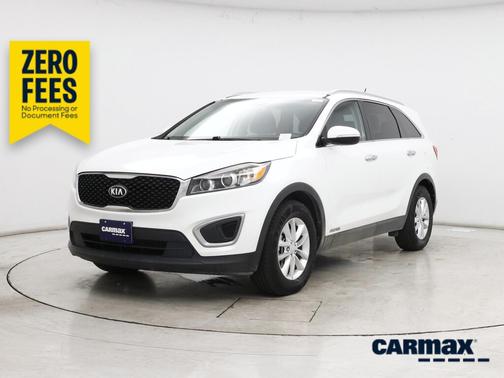 White 2016 Kia Sorento LX