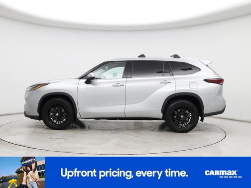 White 2024 Toyota Highlander Platinum