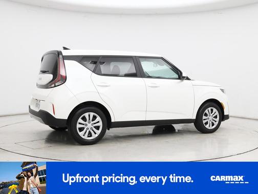 White 2024 Kia Soul LX