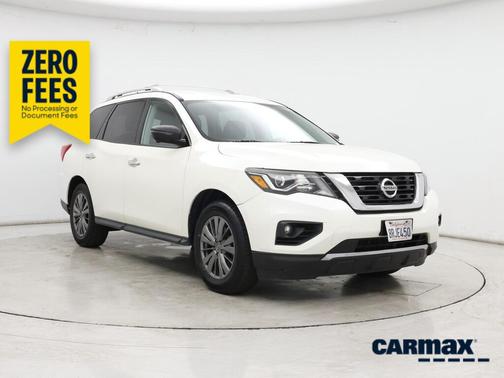 White 2017 Nissan Pathfinder SL
