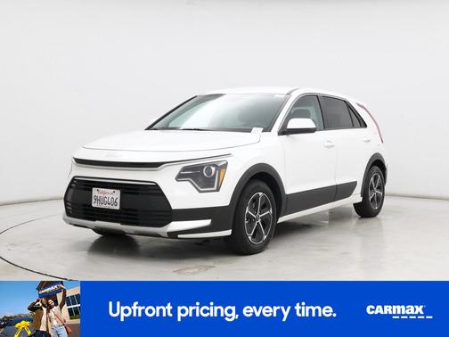 White 2023 Kia Niro LX