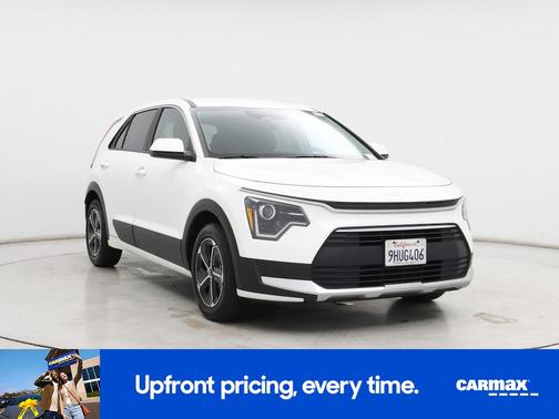 White 2023 Kia Niro LX