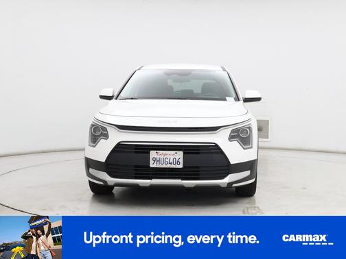 White 2023 Kia Niro LX