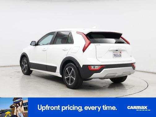 White 2023 Kia Niro LX