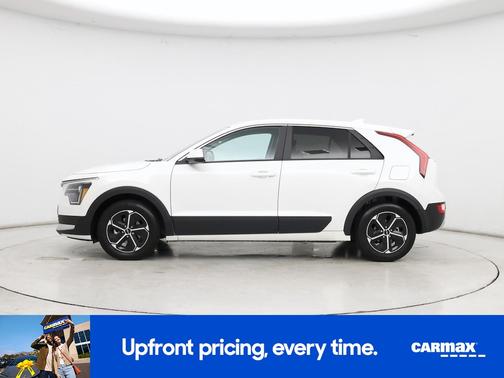 White 2023 Kia Niro LX