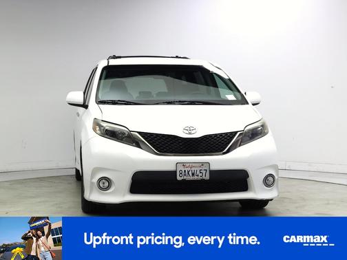 White 2017 Toyota Sienna SE