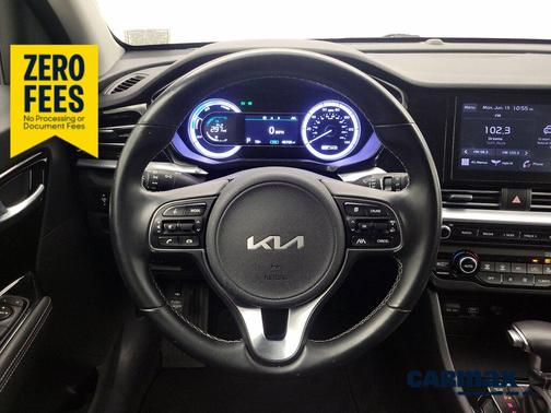 Red 2022 Kia Niro LXS