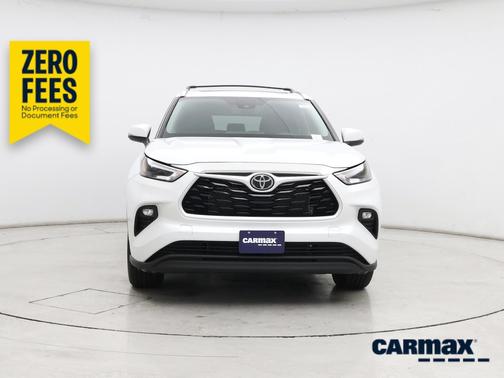 White 2023 Toyota Highlander XLE