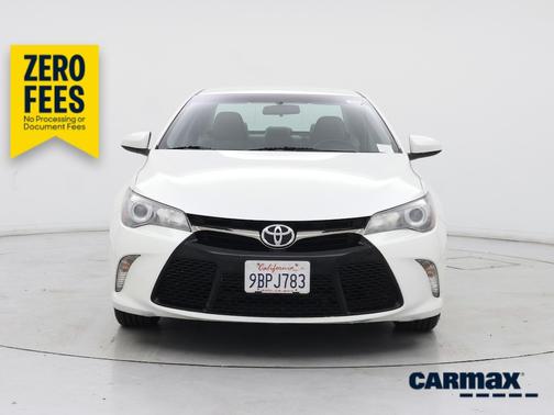 White 2017 Toyota Camry SE